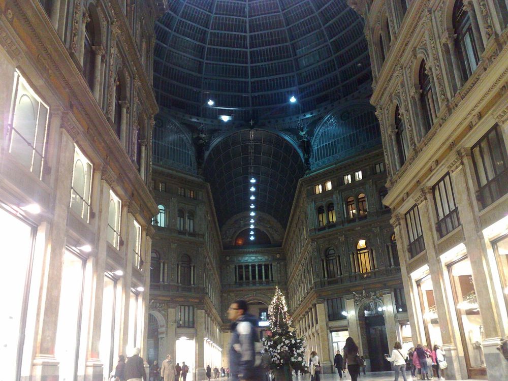 La Galleria Umberto I con l'albero di Natale sotto la cupola di vetro
