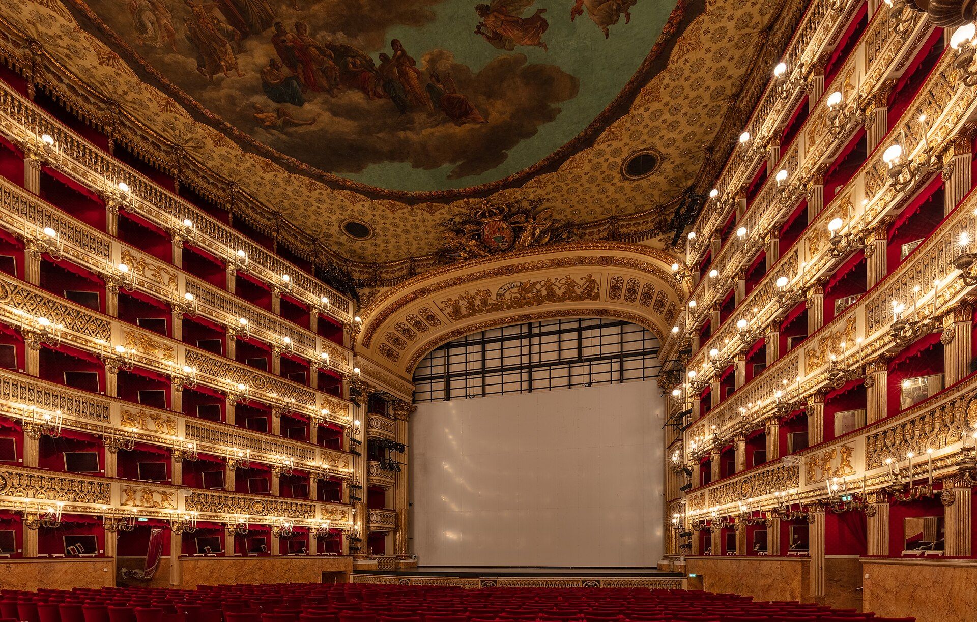 La sala del Teatro di San Carlo: palchi dorati e poltrone di velluto rosso